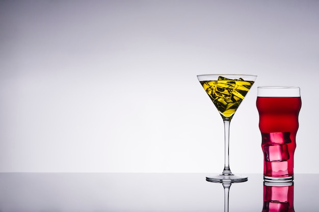 Foto gratuita cocktail eleganti con copyspace