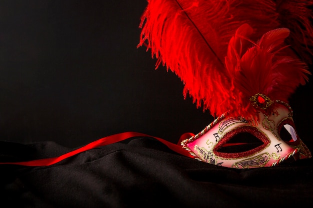 Foto gratuita composizione elegante con maschera veneziana di carnevale