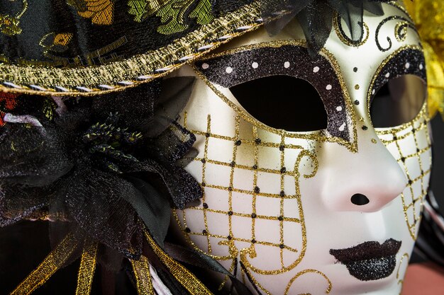 Foto gratuita composizione elegante con maschera veneziana di carnevale