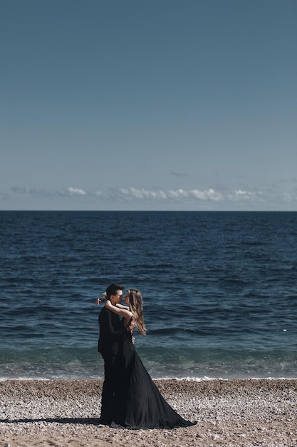 Foto gratuita coppia elegante innamorata all'aperto