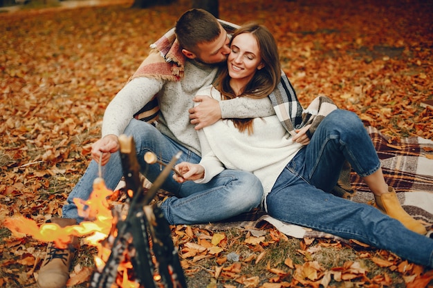 Free photo elegant couple spend time in a autumn park