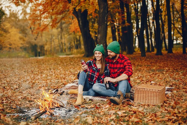 秋の公園で時間を過ごすエレガントなカップル