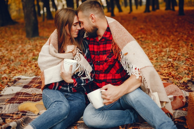 Foto gratuita coppia elegante trascorrere del tempo in un parco in autunno