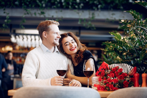 Free photo elegant couple spend time in a restaurant