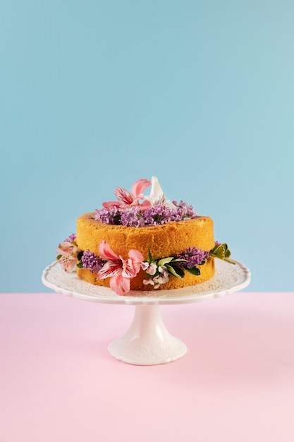 Foto gratuita elegante concetto di cibo ecologico con fiori in torta