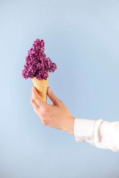 Elegante concetto di cibo ecologico con fiori in cono gelato