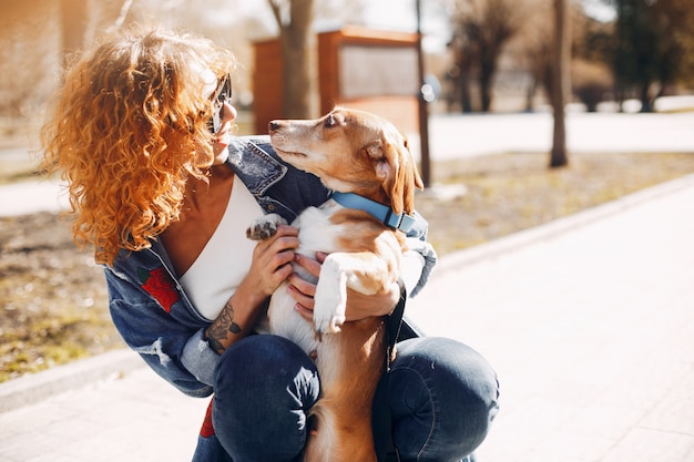 Foto gratuita moda elegante ragazza in un parco estivo