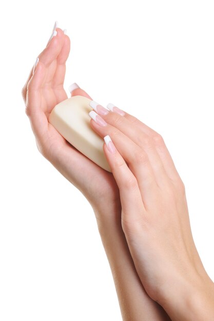 Элегантная женская рука держит белое мыло