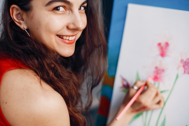 Free photo elegant girl draws in an art studio