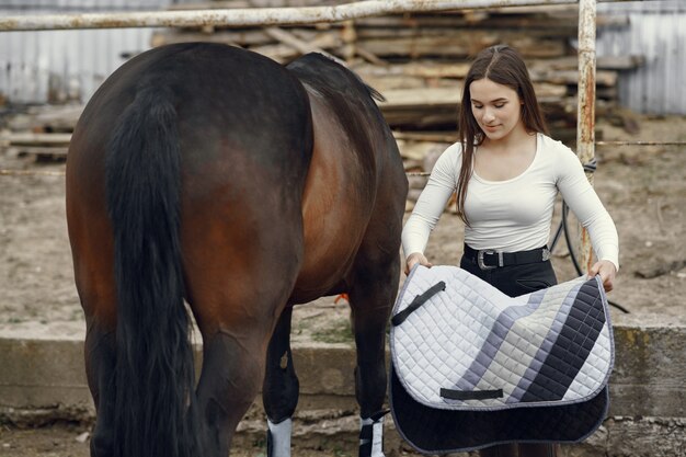 馬と農場でエレガントな女の子
