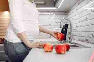 Бесплатное фото Элегантная девушка на кухне с фруктами