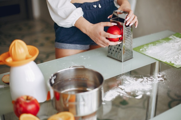 Foto gratuita ragazza elegante in una cucina con frutta