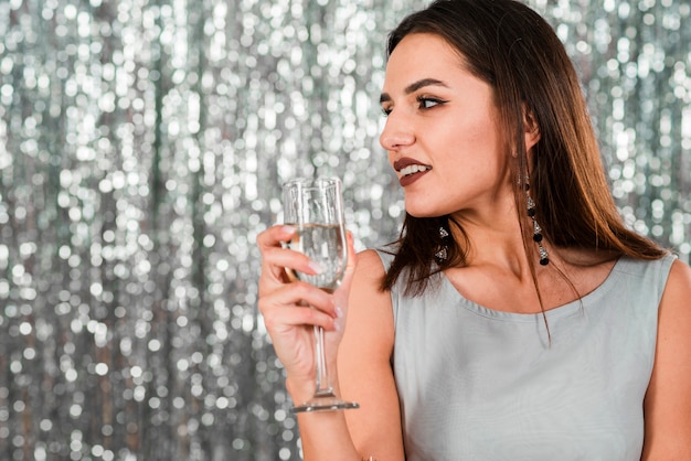 Foto gratuita ragazza elegante ad una festa di capodanno