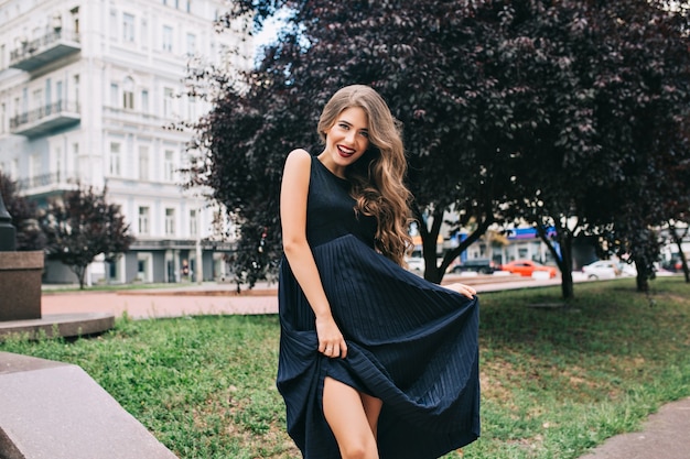 Free photo elegant girl with long hair and vinous lips is posing in ciyu park.