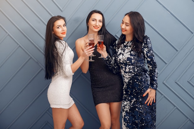 Foto gratuita ragazze eleganti festeggiano in studio