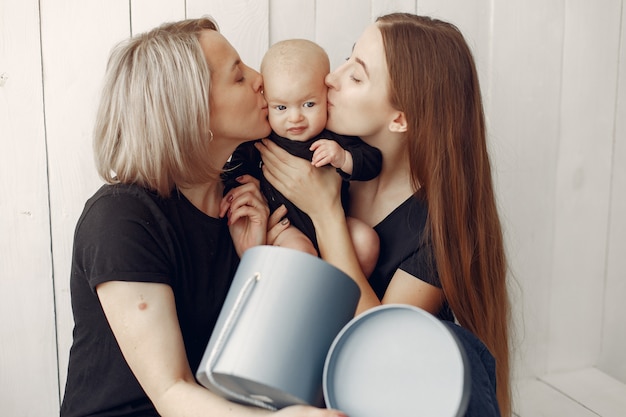 Foto gratuita elegante nonna a casa con la figlia e il nipote