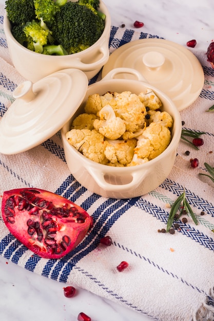 Foto gratuita elegante composizione alimentare sana