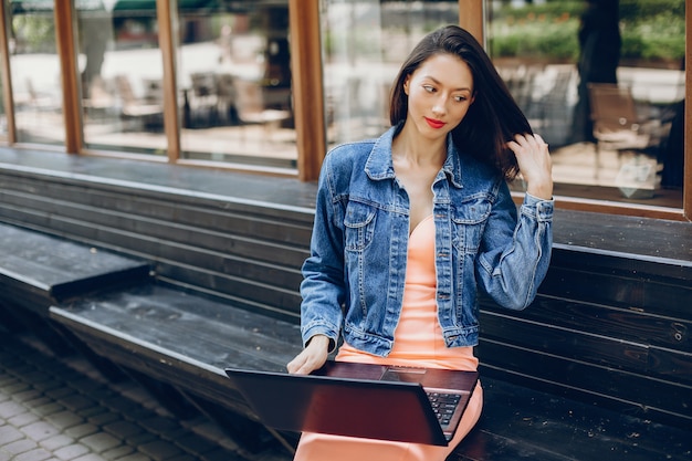 Elegante signora con laptop