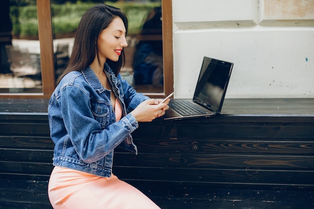 Foto gratuita elegante signora con laptop