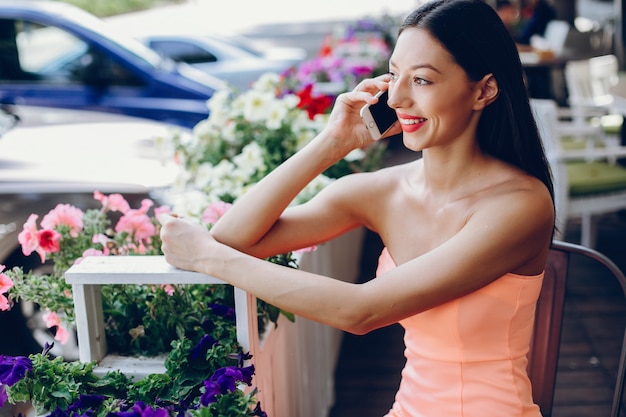 Elegante signora con il cellulare