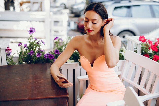 Free photo elegant lady with mobile phone