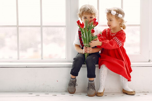 チューリップの花束を持つエレガントな小さな子供