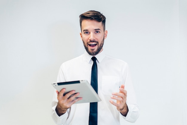 Uomo elegante con la bocca aperta