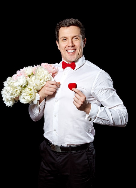 Free photo elegant man with a ring and flowers