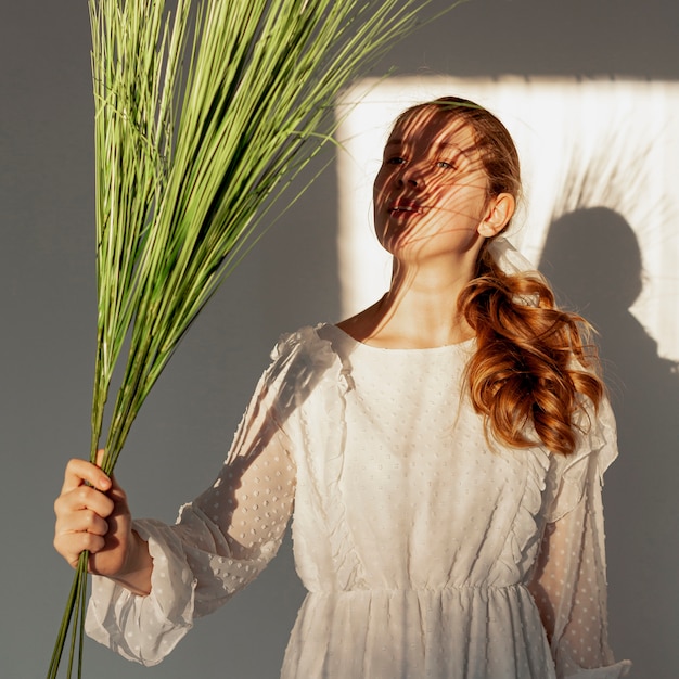 Free photo elegant model posing with plant