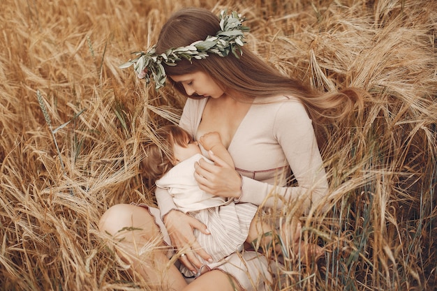 Элегантная мама с милой маленькой дочкой в поле