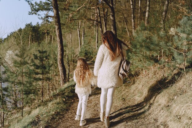 夏の森で娘とエレガントな母