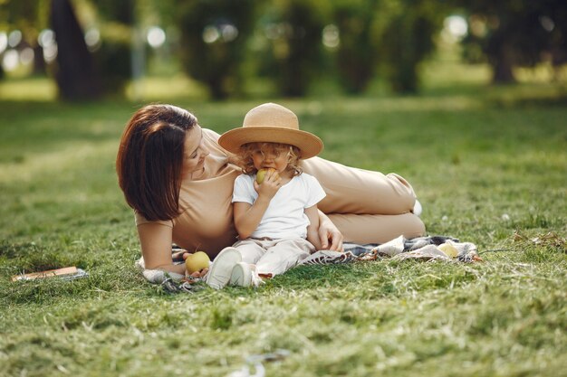 夏の公園で娘とエレガントな母