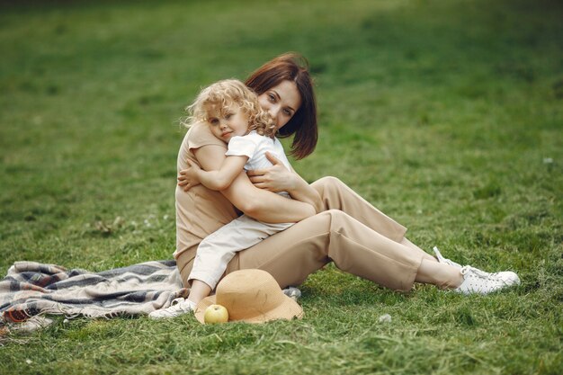 Элегантная мать с дочерью в летнем парке