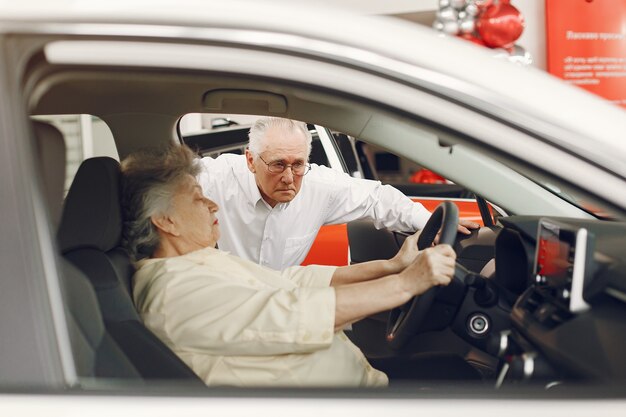 車のサロンでエレガントな老夫婦