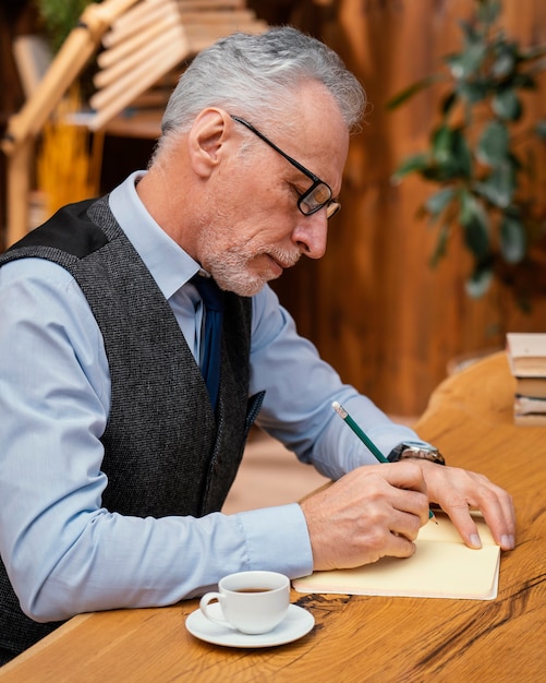 Foto gratuita ritratto di uomo anziano elegante