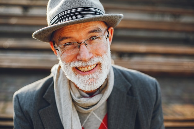 Elegant old man in a sunny autumn park 