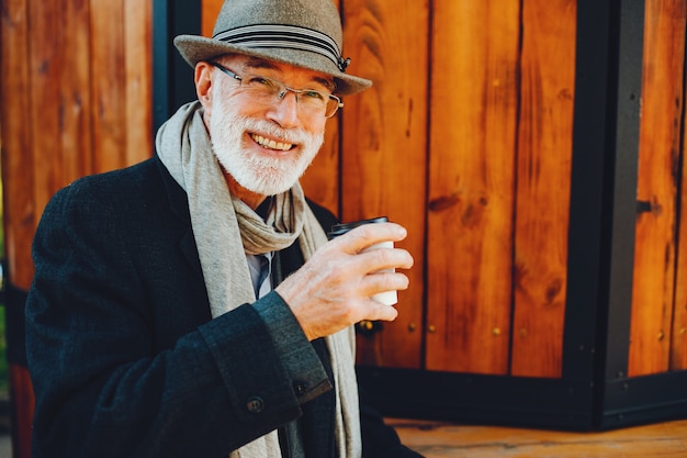 Free photo elegant old man in a sunny autumn park