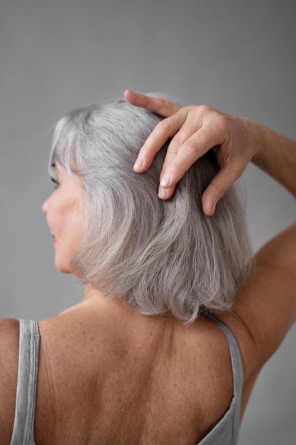 Foto gratuita ritratto della parte posteriore della donna anziana elegante