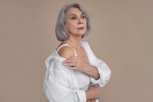 Foto gratuita elegante donna anziana che indossa abiti bianchi