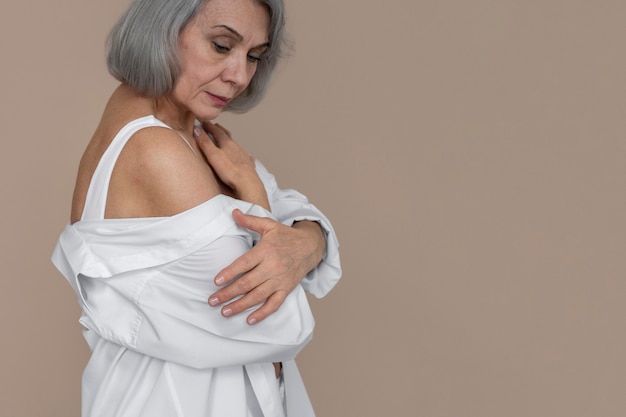 Free photo elegant old woman wearing white clothes