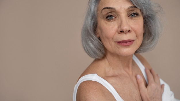 Free photo elegant old woman wearing white clothes