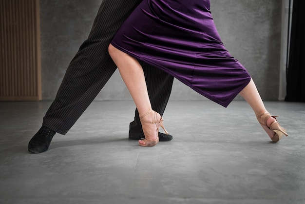 Free photo elegant people dancing tango