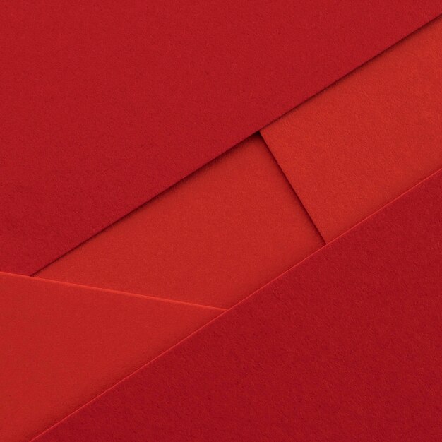 Элегантные красные бумаги и конверты крупным планом