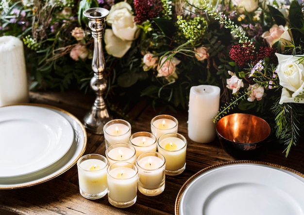 Servizio di impostazione del tavolo da pranzo elegante per la reception