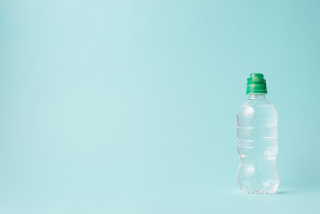 Элегантная спортивная композиция с бутылкой для воды