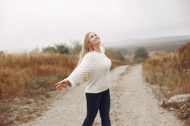 Free photo elegant and stylish girl in a autumn fiels