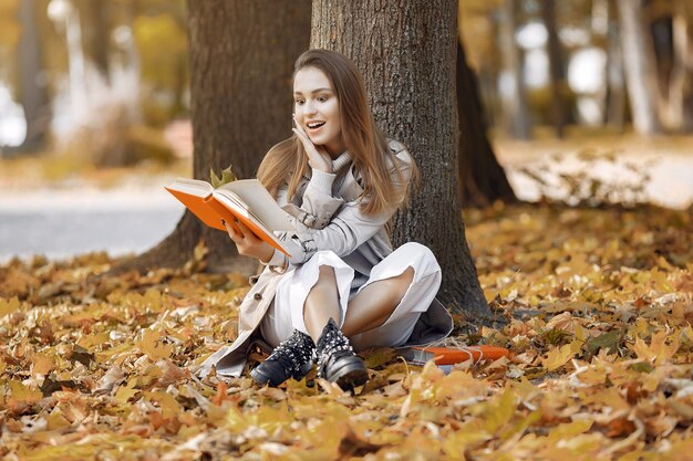 가을 공원에서 우아하고 세련된 소녀
