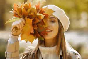 Foto gratuita ragazza elegante e alla moda in un parco in autunno