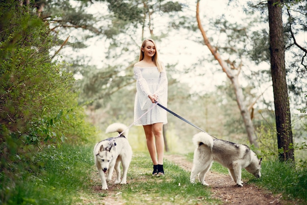 Free photo elegant and stylish girl in a spring park