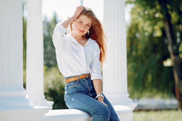 Ragazza elegante e alla moda in un parco di primavera